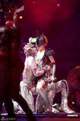 组图：容祖儿香港红馆开唱 与舞伴亲密不尴尬