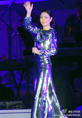 组图：王菲与邓丽君隔空对唱 银色长裙典雅