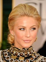 高清图：茱丽叶-霍夫宝石领黑裙璀璨夺目