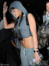 组图：蕾哈娜梳麻花辫可爱 穿露脐装秀小蛮腰