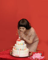 高清图：范冰冰为龙袍蜡像量身 身材获赞比例完美 