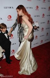组图：林赛-罗韩低胸曳地长裙亮相新片首映