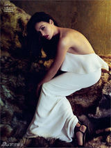 组图：莫妮卡-贝鲁奇《名利场》半裸出浴