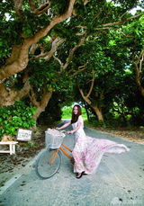 组图：姚笛清新旅游写真 释放快乐情绪