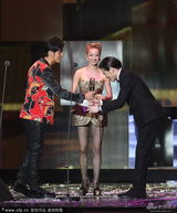 组图：蔡依林周杰伦同台颁奖 遭陶子调侃抱一个