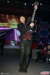 组图：五月天尾牙演出high爆 热度堪比演唱会