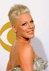 高清组图：格莱美后台 Pink回眸一笑比V字神采飞扬 