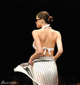 组图：内衣名模马达丽娜-皮卡为内衣走秀