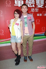 组图：陈茵媺为戏愿泳衣上阵 与家人吃饭过冬至节