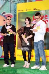 幻灯图：杨千嬅对新片信心十足 懒理郑中基分手