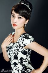 组图：王艺曈曝写真 一抹红唇演绎时尚复古格调