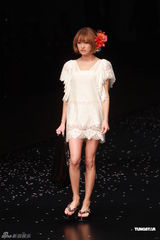 组图：香港时装节开幕 周秀娜谢婷婷等性感抗寒流