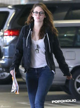 组图：暮光女戴哈利波特眼镜外出 紧盯手机锁眉