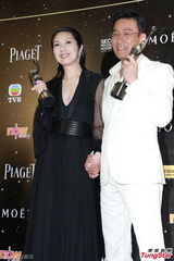 组图：新科影帝影后梁家辉杨千嬅后台亲密贴面