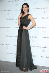 组图：周汶锜黑蕾丝洋装气质出众 力拼双子