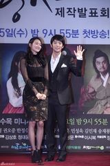 高清组图：李准基申敏儿出席《阿娘使道传》发布会