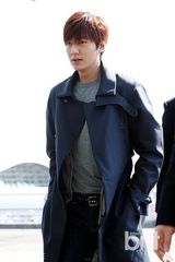 组图：李敏镐飞杭州代言 秀长腿笑容迷人