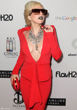 高清组图：Lady Gaga红装亮相真空上阵秀乳沟