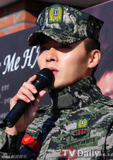 高清组图：韩星玄彬退役泪流满面 跪地谢粉丝