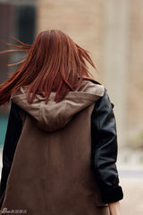 组图：张俪深秋街拍大片玩转英伦复古风