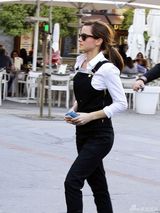 组图：艾玛与男友甜蜜享午餐 黑白装扮简约典雅