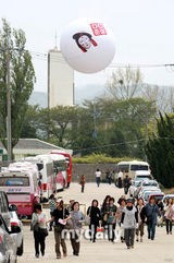 幻灯组图：韩国演员李准基入伍现场 剃短发摸头傻笑