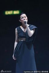 组图：黄伟文作品展开唱 陈奕迅拄拐演唱助阵