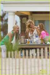 抖奶超模阿普顿解放天性 手舞足蹈胸波荡漾(图)