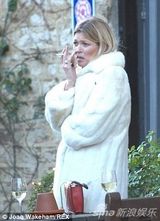 组图：凯特莫斯遭老公强吻不悦 吞云吐雾显老态