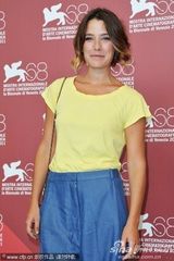 组图：竞赛片《内陆》发布会 女星黄衣配蓝裤抢镜