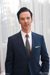 组图：《危机解密》拍写真 卷福大笑满脸皱纹