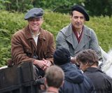 组图：《古迹卫士》曝片场照 群星穿军装变硬汉