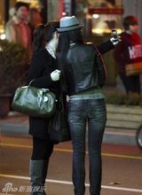 组图：黄奕上海现身心情愉悦 扮潮与同性密友逛街 