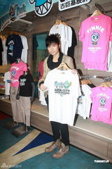 组图：梁咏琪穿丝袜秀美腿 常常易容游海洋公园