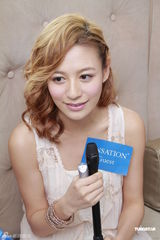 组图：江若琳白衣亮相秀性感 爱漂亮保养有方