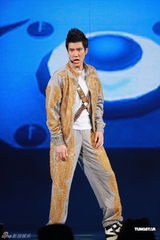 组图：王力宏开唱战袍驾坦克 与伴舞玩暧昧