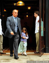 组图：小苏瑞飘逸长裙探班老爸克鲁斯