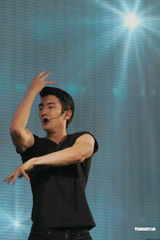 组图：Super Junior澳门开唱 空中大展高难度动作