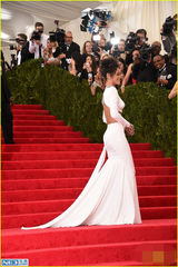 组图：蕾哈娜白裙露背秀腰 发型似头顶稻草