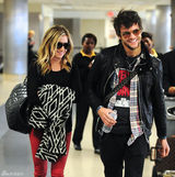 组图：阿什丽-提斯代尔和男友现身机场红裤抢眼