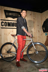 组图：柯震东帅气亮相演绎单车少年