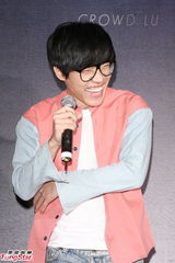 组图：卢广仲改变“马桶盖”发型为明年入伍做准备