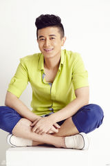 组图：阿楠时尚撞色写真 清爽笑容玩转酷热一夏