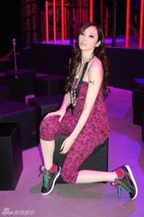 组图：吴佩慈助阵品牌活动 展现运动与性感完美结合