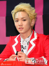 组图：韩团SHINee办签名会 火红装帅气惹眼