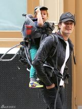 组图：奥兰多背爱子出游 小弗林调皮抠老爸鼻子