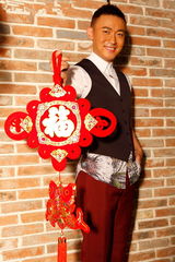 组图：聂远推新春贺岁写真春风满面拜年送祝福