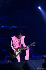 伍佰个唱工体变火星 孙燕姿蔡依林性感助阵(图)