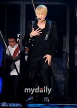 组图：韩国偶像组合神话15周年演唱会