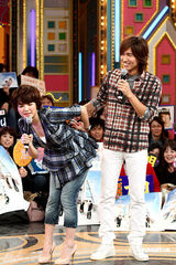 幻灯图：ELLA做客节目宣传新剧 与言承旭亲密拥抱